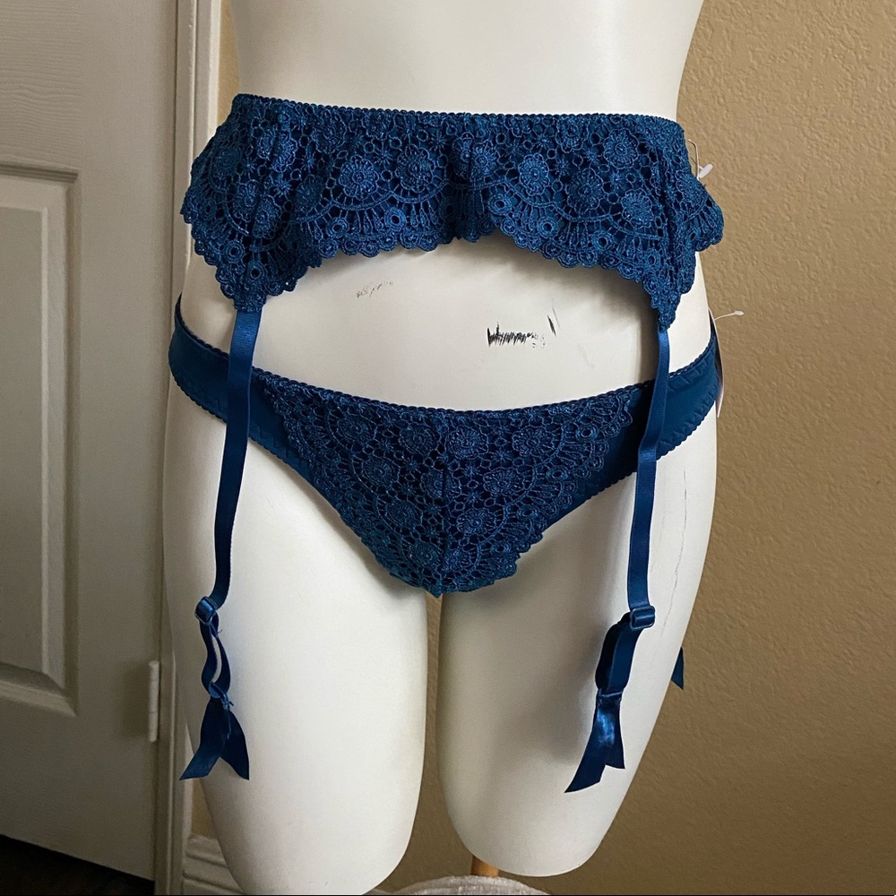 NEW Fredericks of Hollywood Garter set